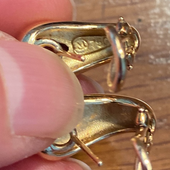 Movado 18 k gold and tourmaline pierced earring. - Picture 5 of 6